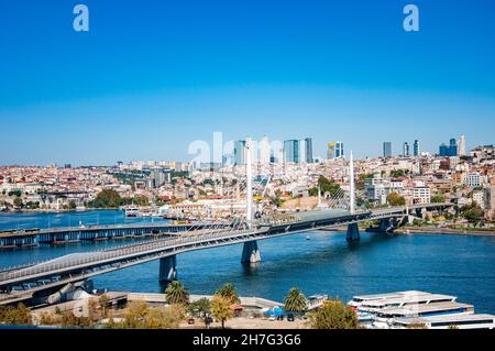 ISTANBUL, TURCHIA. SETTEMBRE 26, 2021. Ponte sul Bosforo. Vista panoramica sul giorno dell'argine Foto Stock