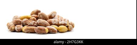 Arachidi salate isolate su sfondo bianco. Snack Nuts. Primo piano. Spazio vuoto per il testo. Spazio di copia Foto Stock