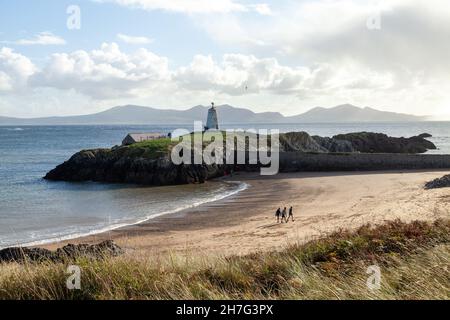 Beacon sull'isola di Llanddwyn con le montagne Snowdonia sullo sfondo, Anglesey, Galles del Nord Foto Stock