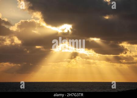 Il cielo si affaccia sul mare da Holy Island, Anglesey, Galles Foto Stock