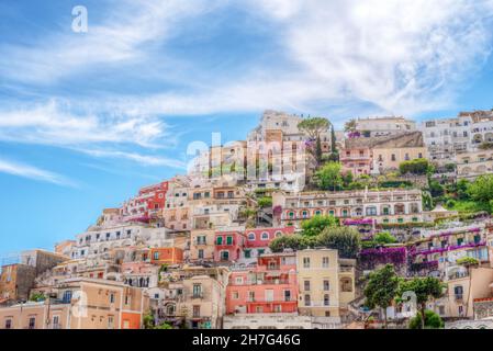 Vista sul paese di Positano lungo la Costiera Amalfitana in Italia, con le sue caratteristiche case colorate Foto Stock