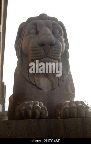 Scultura di leone in pietra sul ponte Britannia, Anglesey, Galles del Nord Foto Stock