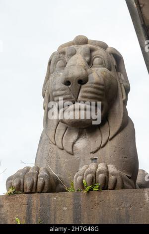 Scultura di leone in pietra sul ponte Britannia, Anglesey, Galles del Nord Foto Stock