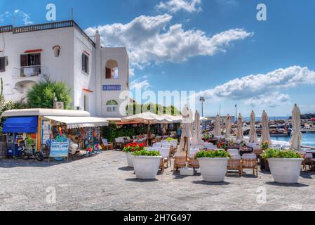 Napoli, Ischia, Italia - Luglio 05 2021: La piazza del villaggio di pescatori Sant Angelo, costa di Ischia, italia Foto Stock