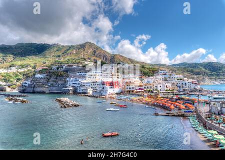 Napoli, Ischia, Italia - Luglio 05 2021: Paesaggio con il villaggio di pescatori Sant Angelo, costa di Ischia, italia Foto Stock