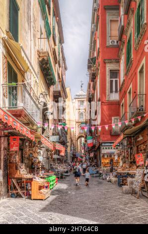 Napoli, Italia - giugno 29 2021: Via San Gregorio Armeno, la famosa via dei presepi Foto Stock