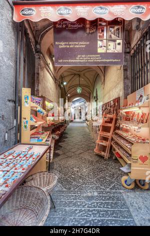 Napoli, Italia - giugno 29 2021: Bancarelle di souvenir in via San Gregorio Armeno, la famosa via dei presepi Foto Stock