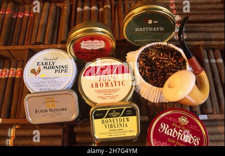 GRAN BRETAGNA. LONDRA. CHIC BRITANNICO. ALCUNI NEGOZI SONO NOMINATI DA GARANZIA DELLA FAMIGLIA REALE. QUI IL TOBACONNIST JAMES FOX SU ST JAMES STREET. Foto Stock