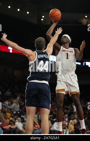 Trojans della California del sud in avanti Chevez Goodwin (1) spara la sfera sopra Dixie state Trailblazers in avanti Hunter Schofieldd durante un'università di NCAA Foto Stock