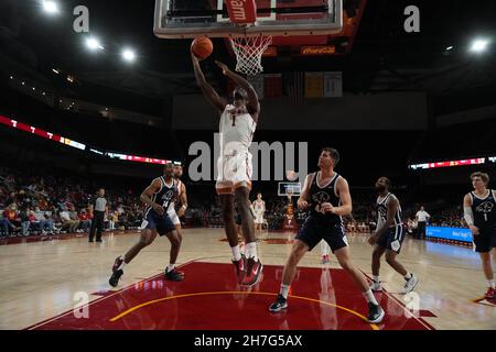 Trojans della California del sud in avanti Chevez Goodwin (1) spara la palla contro i Dixie state Trailblazers durante una partita di pallacanestro dell'università di NCAA, Mo Foto Stock