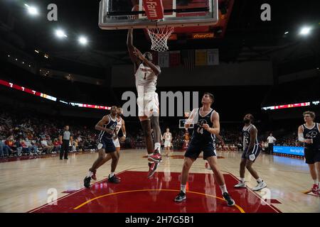 Trojans della California del sud in avanti Chevez Goodwin (1) spara la palla contro i Dixie state Trailblazers durante una partita di pallacanestro dell'università di NCAA, Mo Foto Stock