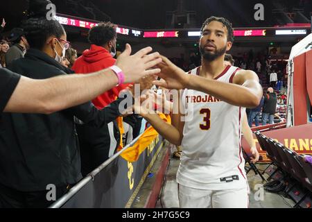 Southern California Trojans Forward Isaiah Mobley (3) è accolto dai fan dopo la partita contro i Dixie state Trailblazers durante un NCAA College ba Foto Stock