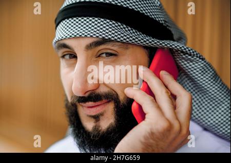 Giovane uomo mediorientale che parla al telefono Foto Stock