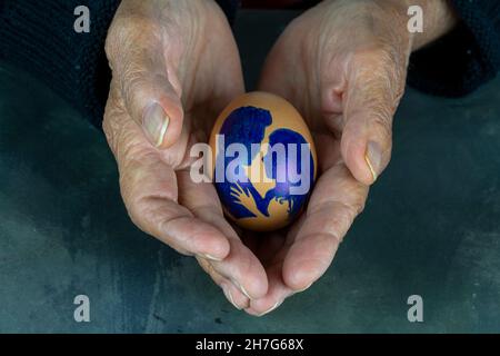 Mani che tengono moderno dipinto uovo di pasqua, Romantic uova di Pasqua Foto Stock