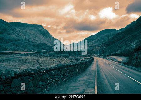 A4086 in direzione del Passo di Llanberis e Pen-y-pass con montagne sullo sfondo. Parte del Parco Nazionale di Snowdonia Foto Stock