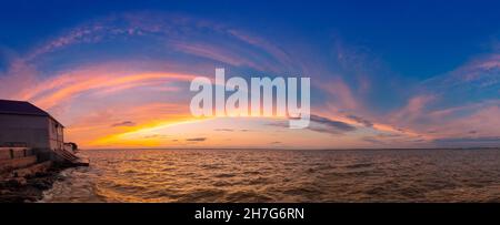 Panorama di mare con fantastico cielo di sera. Tramonto sul mare Foto Stock