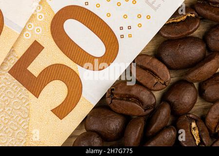 Chicchi di caffè arrosto con un costo di 50 euro. Alto prezzo del caffè. Pictute preso in buona luce artificiale. Foto Stock