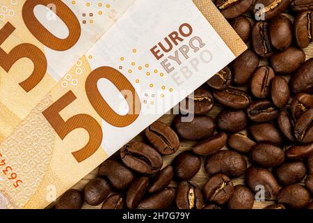 Chicchi di caffè arrosto con un costo di 50 euro. Alto prezzo del caffè. Pictute preso in buona luce artificiale. Foto Stock