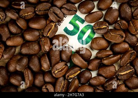 Chicchi di caffè arrosto con un costo di 50 euro. Alto prezzo del caffè. Pictute preso in buona luce artificiale. Foto Stock