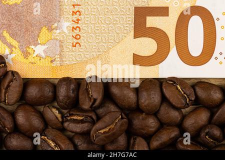 Chicchi di caffè arrosto con un costo di 50 euro. Alto prezzo del caffè. Pictute preso in buona luce artificiale. Foto Stock