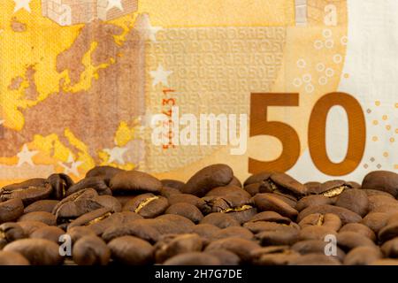 Chicchi di caffè arrosto con un costo di 50 euro. Alto prezzo del caffè. Pictute preso in buona luce artificiale. Foto Stock