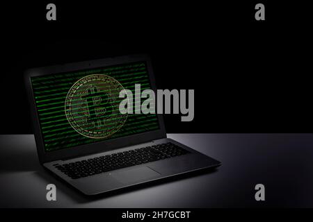 Codice web HTML e bitcoin su computer Monitor - concetto di riciclaggio di valuta digitale cybercrime Foto Stock