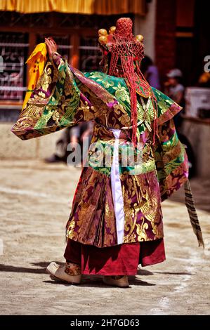 Cham monaco buddista danzante, anche Tsam dance - durante il festival, vista posteriore. Ladakh, Jammu e Kashmir - India Foto Stock