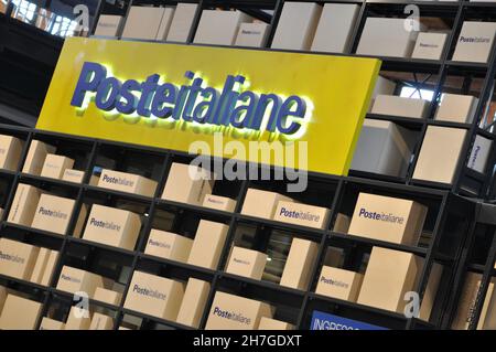 BOLOGNA, ITALY - Sep 24, 2019: Il cartello 'Poste italiane' su scaffale con cartoni Foto Stock