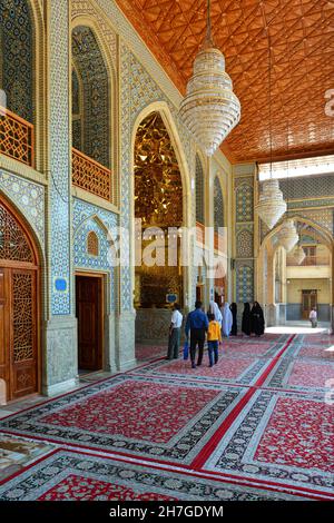 IRAN. SHIRAZ. PARTICOLARE DELLA DECORAZIONE DELLA MOSCHEA DI SHAH CHERAGH E TOMBA DEI DUE FRATELLI DI EMAM REZA, OTTO EMAM DI SHIA. Foto Stock