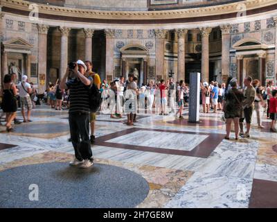 Turisti, Pantheon, Basilica di Santa Maria e dei Martiri, interno, Roma Italia, 2013, turismo, turismo di massa, viaggi, viaggi, viaggi, turismo, Santa Maria ad Martyres, Basilica, Basilica di Santa Maria ad Martyres, persone, interno del Pantheon, interno della basilica, visite turistiche, interno della basilica di Santa Maria, Foto Stock