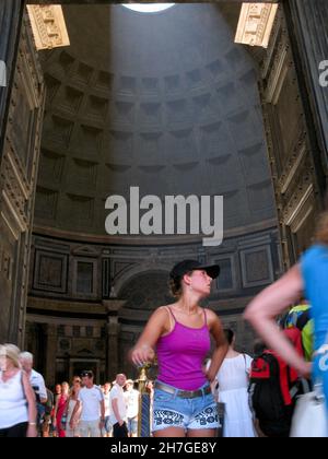 Turisti, Pantheon, Basilica di Santa Maria e dei Martiri, interno, Roma Italia, 2013, turismo, turismo di massa, viaggi, viaggi, viaggi, turismo, Santa Maria ad Martyres, Basilica, Basilica di Santa Maria ad Martyres, persone, interno del Pantheon, interno della basilica, visite turistiche, interno della basilica di Santa Maria, raggio di luce, Foto Stock