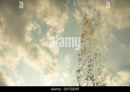 Getti d'acqua contro il cielo. Spruzzi e gocce dalla fontana. Flusso nell'aria. Foto Stock