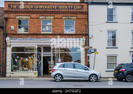 L'ex Lincoln Co Società operativa edificio a Horncastle che è ora un negozio di beni di seconda mano e antiquariato, Lincolnshire, Inghilterra Foto Stock