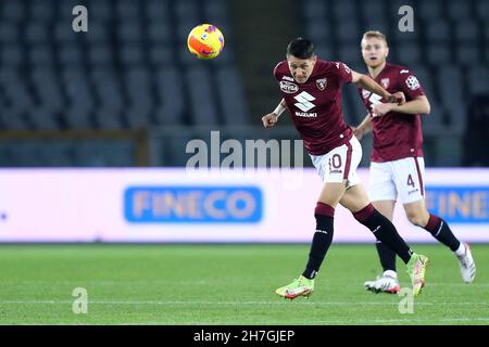 Torino, Italia. 22 novembre 2021. SASA Lukic di Torino FC controlla la palla durante la Serie A match tra Torino FC e Udinese Calcio allo Stadio Olimpico il 22 novembre 2021 a Torino. Credit: Marco Canoniero/Alamy Live News Foto Stock