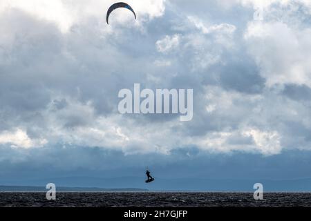 Kitesurfers in tempo tempesta al lago di Siljan, Rättvik, Dalarna, Svezia Foto Stock