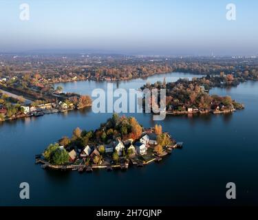 Lago stupendo con piccole isole. Questo è un paradiso dei pescatori in Ungheria. Vicino da Budapest nexxt a Csexel. Il nome ungherese è Kavicsos tó. Foto Stock