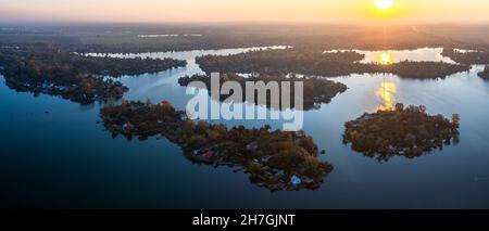 Lago stupendo con piccole isole. Questo è un paradiso dei pescatori in Ungheria. Vicino da Budapest nexxt a Csexel. Il nome ungherese è Kavicsos tó. Foto Stock