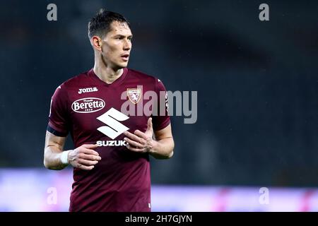 Torino, Italia. 22 novembre 2021. La SASA Lukic del Torino FC si presenta durante la Serie A una partita tra Torino FC e Udinese Calcio allo Stadio Olimpico il 22 novembre 2021 a Torino. Credit: Marco Canoniero/Alamy Live News Foto Stock