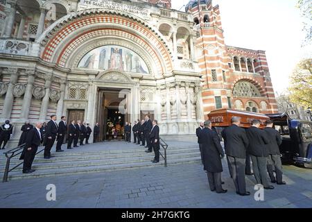 La bara di Sir David Amess MP viene portata nella Cattedrale di Westminster, nel centro di Londra, per una messa richiesta. Data foto: Martedì 23 novembre 2021. Foto Stock