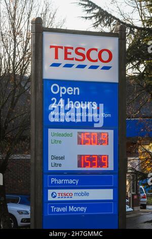 Dorchester, Dorset, Regno Unito. 23 novembre 2021. I prezzi del carburante stanno nuovamente aumentando. Il cartello presso il distributore di benzina del supermercato Tesco a Dorchester in Dorset indica il prezzo della benzina senza piombo a 150,9 p per litro e del diesel a 153,9 p per litro. Picture Credit: Graham Hunt/Alamy Live News Foto Stock