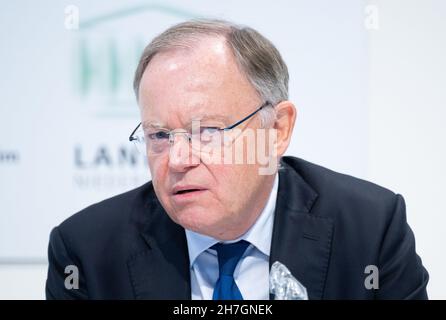 Hannover, Germania. 23 novembre 2021. Stephan Weil (SPD), Ministro Presidente della bassa Sassonia, interviene alla conferenza stampa di Stato del parlamento di Stato della bassa Sassonia. Il governo della bassa Sassonia ha presentato un nuovo regolamento Corona. In futuro, la regola del 2G si applicherà a molte aree della vita: Solo le persone vaccinate o ricoverate avranno accesso a determinate aree. Credit: Julian Stratenschulte/dpa/Alamy Live News Foto Stock