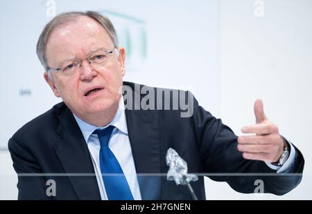 Hannover, Germania. 23 novembre 2021. Stephan Weil (SPD), Ministro Presidente della bassa Sassonia, interviene alla conferenza stampa di Stato del parlamento di Stato della bassa Sassonia. Il governo della bassa Sassonia ha presentato un nuovo regolamento Corona. In futuro, la regola del 2G si applicherà a molte aree della vita: Solo le persone vaccinate o ricoverate avranno accesso a determinate aree. Credit: Julian Stratenschulte/dpa/Alamy Live News Foto Stock