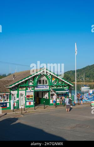 Ambleside Pier, vista in estate del Molo Ambleside, la biglietteria principale per i servizi idrici a Waterhead all'estremità nord del lago Windermere, Inghilterra Foto Stock