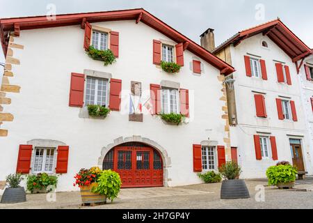 Bella vista della strada con il municipio e le case in Ainhoa, Aquitania, France.Travel destinazione Foto Stock