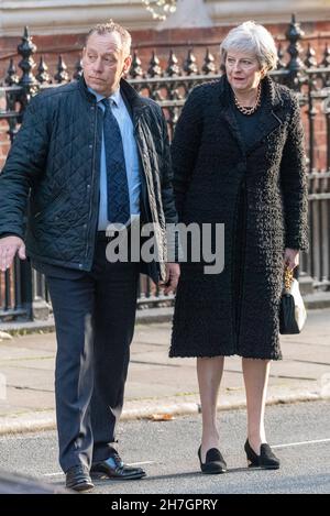 Cattedrale di Westminster, Londra, Regno Unito. 23 novembre 2021. Un servizio funerario, una messa richiesta, si sta svolgendo presso la Cattedrale cattolica per l'omicidio del deputato Sir David Amess, con la partecipazione di colleghi parlamentari e invitati ospiti, tra cui il deputato Theresa May Foto Stock