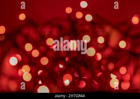 Bokeh Fairy Lights. Isolato. Luci colorate rosse sfocate per le feste. Immagine stock. Foto Stock