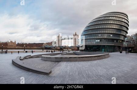 City Hall, Londra - Gennaio 13 2019: City Hall di Londra e la Scoop sulla riva del Tamigi con Tower Bridge e Tower of London in vista Foto Stock