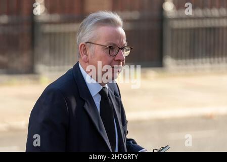 Cattedrale di Westminster, Londra, Regno Unito. 23 novembre 2021. Un servizio funerario, una messa richiesta, si sta svolgendo presso la Cattedrale cattolica per l'omicidio del deputato Sir David Amess, con la partecipazione di colleghi parlamentari e invitati ospiti, tra cui il deputato Michael Gove, Segretario di Stato per il Leveling Up Foto Stock