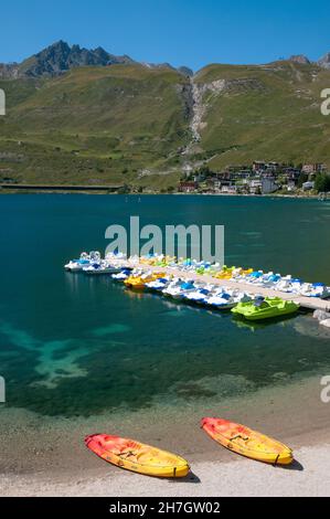 Tignes 2100 resort e lago, Haute-Tarentaise, massiccio della Vanoise, Savoia (73), Auvergne-Rhone-Alpes, Francia Foto Stock