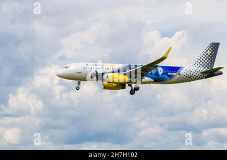 Barcellona, ​​España, 18 de mayo de 2019. Avión Airbus A320 de Vueling, aterrizando en el aeropuerto Josep Tarradellas de Barcelona-El Prat Foto Stock